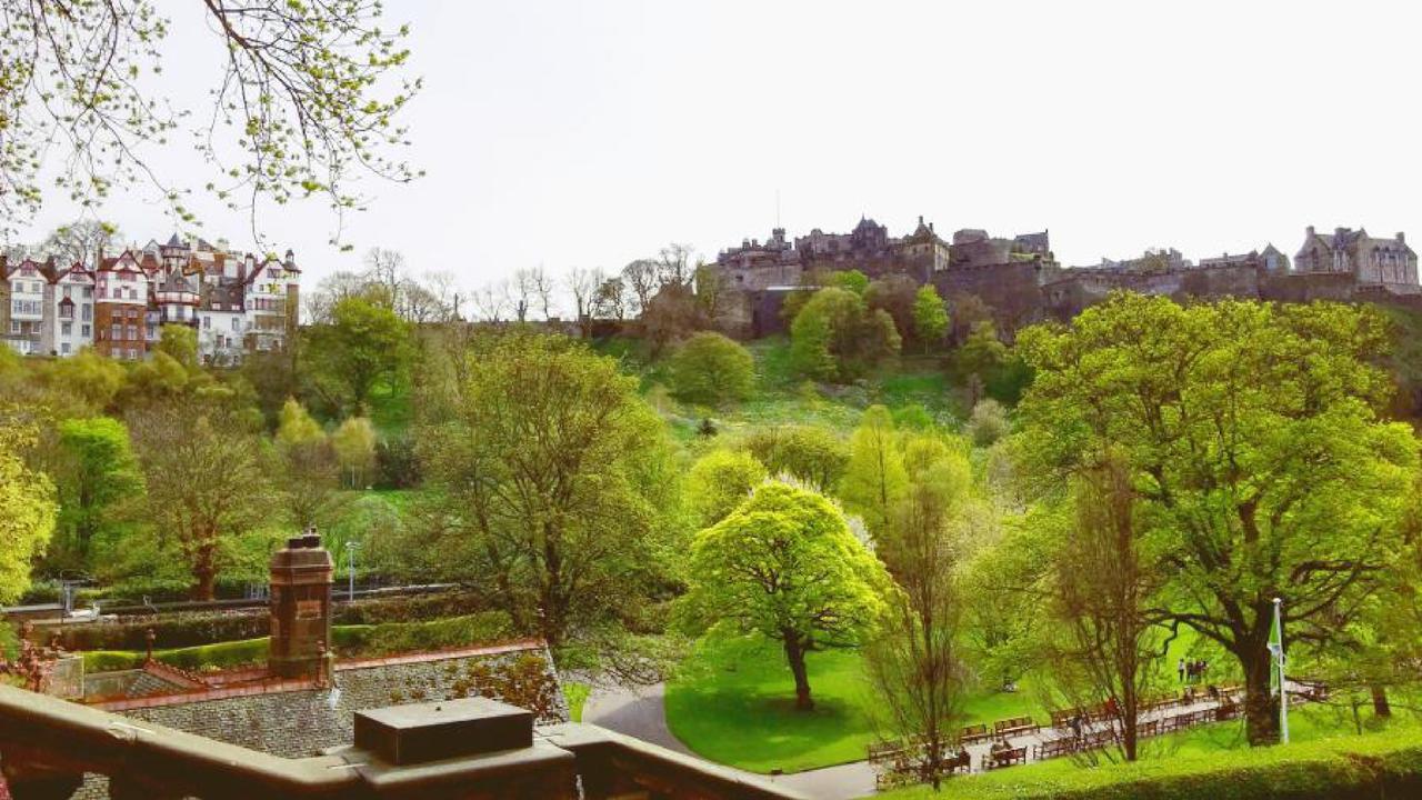 Ramsay Gardens - Grand 4-Bedroom Apartment Next To Castle Edimburgo Esterno foto
